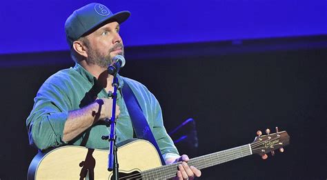 Garth Brooks Performs #1 Song 'Unanswered Prayers' For 2014 Chicago Crowd