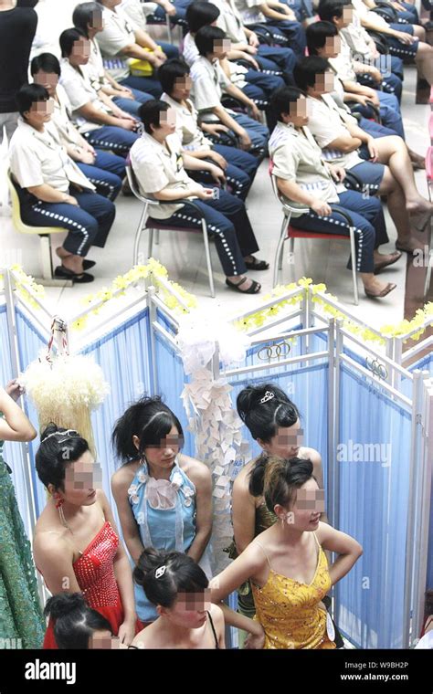 Les femmes chinoises attendre de présenter au cours d'une des tenues défilé de mode de vie à ...