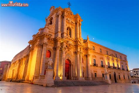 Vista serale del Duomo di Siracusa illminato ... | Foto Siracusa Duomo