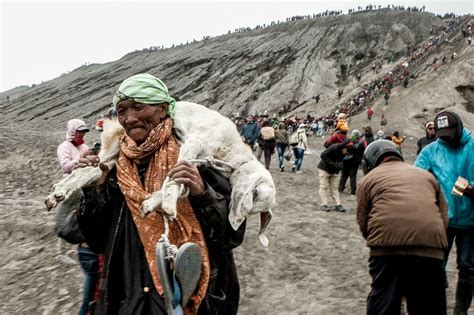 Ritual Adat Yadnya Kasada Gunung Bromo akan Sepi dari Keramaian | MNC ...