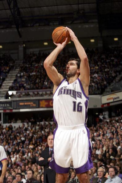 Sacramento Kings to retire Peja Stojakovic's jersey