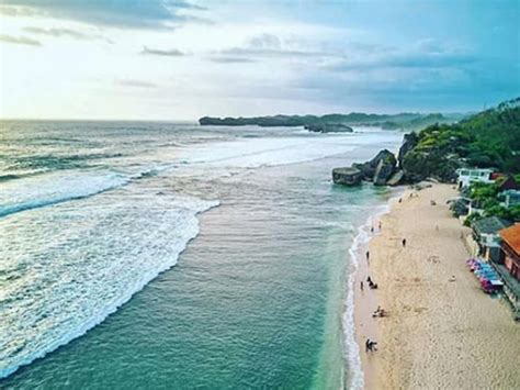 Menapaki pasir putih di Pantai Indrayanti - Keindahan Pantai Jogja