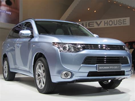 2017 Mitsubishi Outlander Plug-In Hybrid: On Sale Late Summer, Now