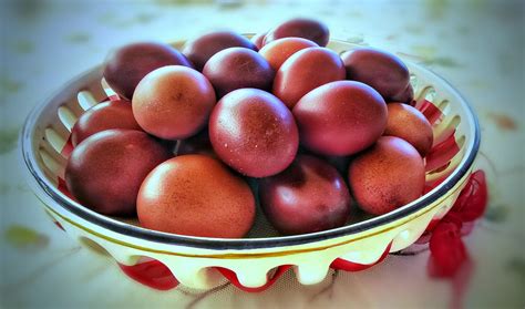 Why Greeks Dye Eggs Red for Easter - GreekReporter.com