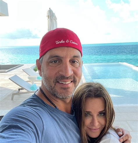 Kyle Richards, Mauricio Umansky pose together in holiday pic