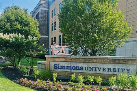 Applying as a First-Year Applicant to Simmons University | Simmons University