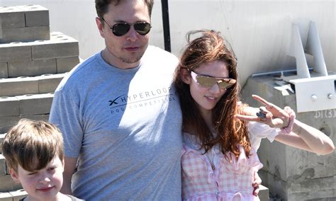 Elon Musk dmd Grimes look like a lesbian couple