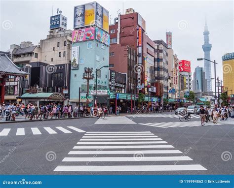 Street Crossing in Tokyo - TOKYO, JAPAN - JUNE 12, 2018 Editorial Photography - Image of ...