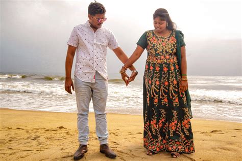 Couple posing on the beach - PixaHive