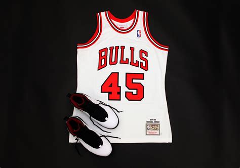 Remembering The Significance Of Michael Jordan's "45" Jersey - SneakerNews.com