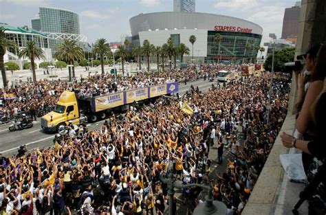 Fans line up for Lakers victory parade