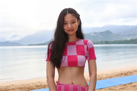 Blackpink's Jennie Wears Pink Crop Top And Skirt At Jacquemus's Hawaii ...