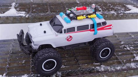 Test driving the Ghostbusters Ecto-1 RC 4x4 toy car! - Ghostbusters News