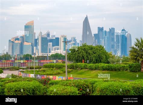 Doha, Katar - 11. November 2023: Schöner Blick auf die Skyline von Doha vom Bidda Park Katar ...