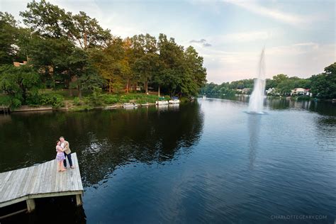 Couple portraits at Lake Anne Plaza on a lovely summer evening ...