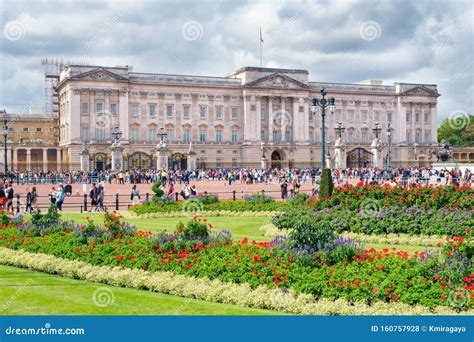 Buckingham Palace and Gardens in London Stock Photo - Image of garden ...