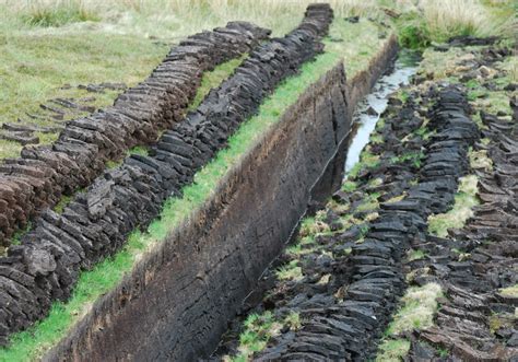 Peat cutters head for the moors | Shetland.org