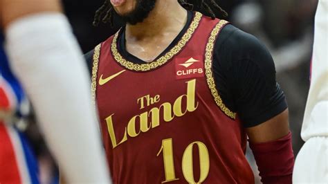 Cleveland Cavaliers guard Darius Garland (10) reacts after a dunk by ...