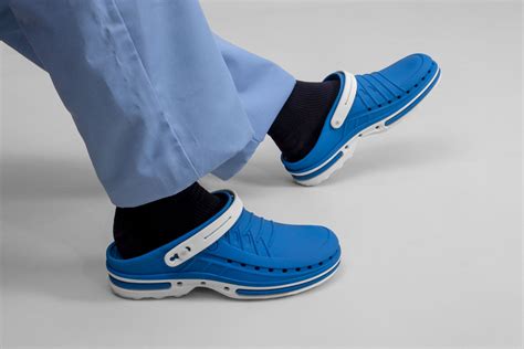 Nurses and doctors need ventilated, antistatic and sterilizable clogs to work in clean areas in ...