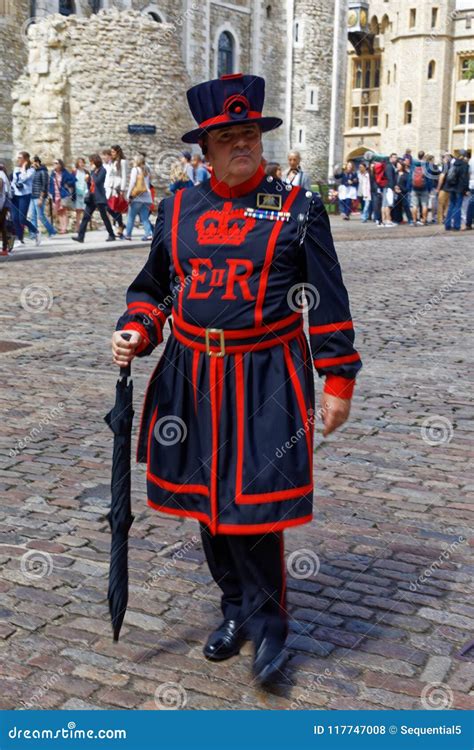 Yeoman Warder at the Tower of London Editorial Stock Photo - Image of ...