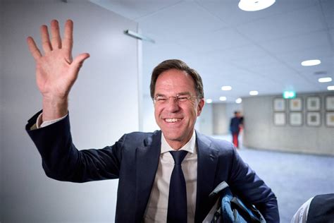 Feest om vertrek Rutte: Leidseplein gevuld met mensen die dansen om exit VVD-leider - NieuwRechts.nl