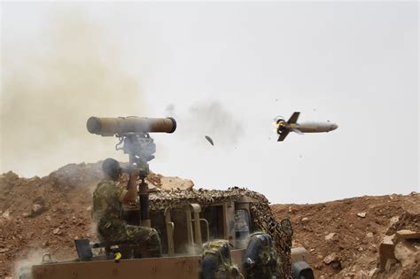 Algerian soldier launching a Kornet missile (1680x1119) : r/MilitaryPorn