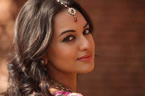 All Awares: Dabangg 2 Sonakshi Sinha beautiful face photo , Red lips of Sonakshi Sinha in film ...