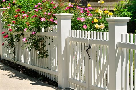 White Fence Landscaping - Ideas That Keep Things Neat And Simple!