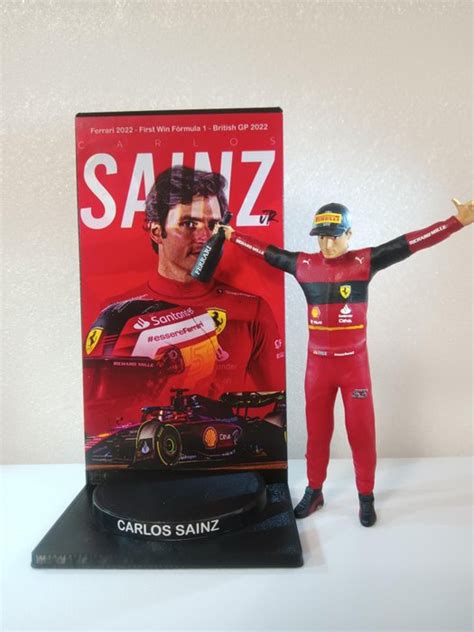 MCL - 1:18 - Figura Carlos Sainz + Podium Ferrari 2022 - Catawiki