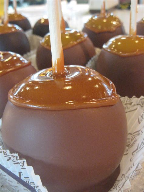 Rocky Mountain Chocolate Factory: Caramel Apples