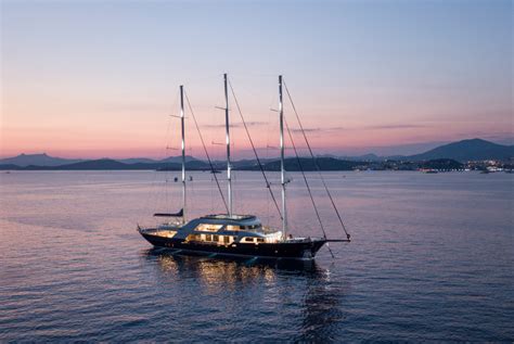 Motor Yacht vs Sailing Yacht: Which is Right for You? | Ocean Independence