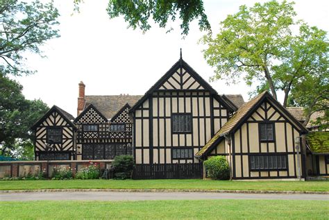 Agecroft Hall | Tudor house, House styles, Travel around the world