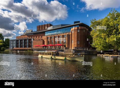 A River Cruise boat passing the RSC Theatre at Stratford upon Avon, Warwickshire, England Stock ...