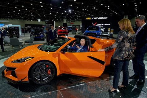 President Biden Checks Out EVs and the C8 Z06 at the 2022 Detroit Auto Show - autoevolution