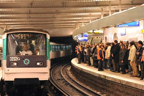 Métro ligne 1 de Paris : une rame ne marque plus les arrêts, les passagers paniquent