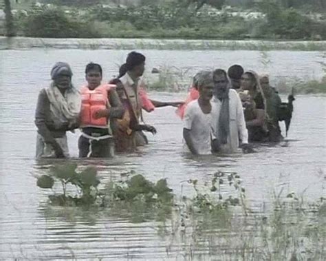 Harda jal satyagraha: Cops pull out protesters from water