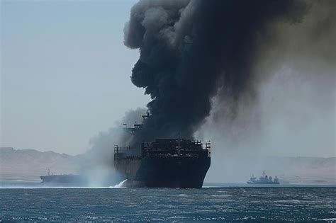 Premium AI Image | Cargo ship oil tanker in red sea being hit by ...