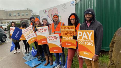 Junior doctors in the UK begin strike over pay restoration : Peoples Dispatch