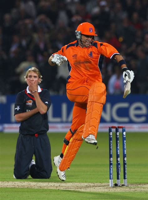 Ryan ten Doeschate celebrates as Stuart Broad sinks to his knees ...