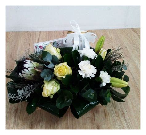 Chocolate & Flowers Box Medium White - Loads of Flowers