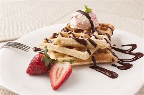 Waffle con Helado y Salsa de Chocolate - Ya