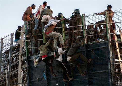 Spain: Photo of Golfers in Melilla and African Migrants Clinging to ...