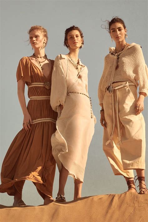 Zara presenta su campaña Studio Primavera-Verano 2019 en pleno desierto y algunas de sus prendas ...