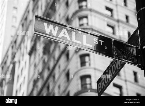 Sign on the Wall Street Stock Photo - Alamy