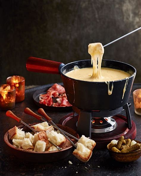 The ultimate Swiss cheese fondue | Recipe | Fondue recipes cheese ...