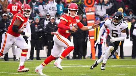 Hobbled Patrick Mahomes throws second touchdown pass after epic fourth ...