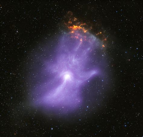 Hallada una estructura esquelética similar a una mano en el espacio ...