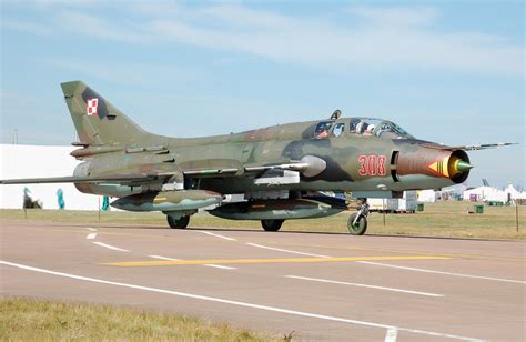 Su-22 na lotnisku w Łodzi. Wojskowy samolot szturmowy wyląduje na łódzkim lotnisku | Dziennik Łódzki