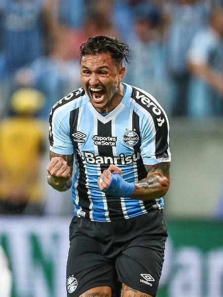 Grêmio: Rendimento de Vina faz Renato repensar chegada de novo ponta