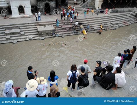 Tourists Watching Hindu Cremation Process & Rituals Editorial Stock Image - Image of location ...